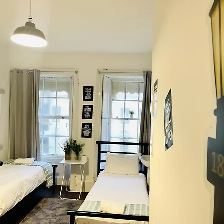 Seafront Party Houses For Hens, Stags & Groups Brighton Room photo